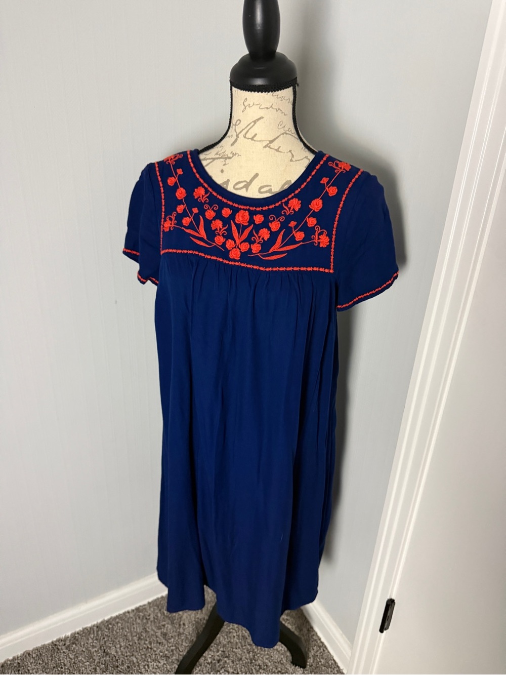 Old Navy Medium Blue Short-Sleeve Embroidered Women's Dress - Red Floral Accents